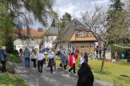 Personen gehen im Freien einen Weg entlang