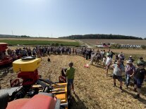 große Anzahl Besucher und Besucherinnen am Feld der Aussaat mit Direktsaat 2025 Peter Reitz